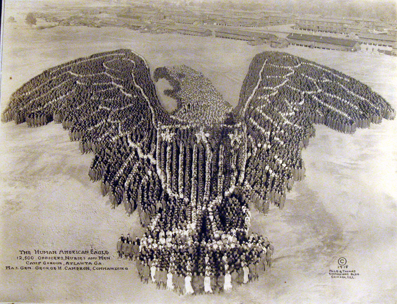 Illustration for article titled The Bizarre Phenomenon of Mass Photography